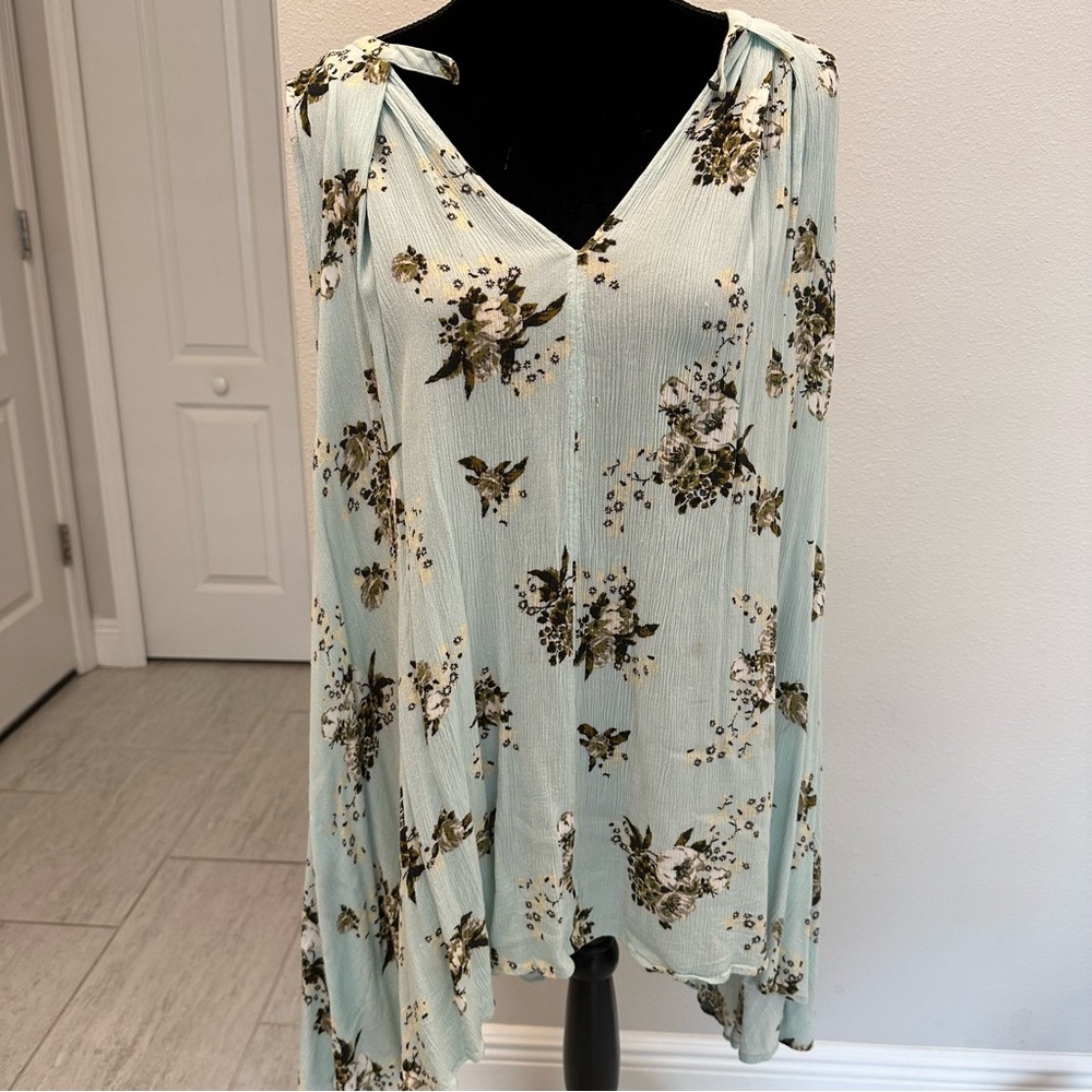 FREE PEOPLE FLORAL TOP 🩵✨